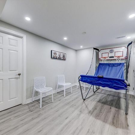 Stunning 7 Bedroom Rougeview Home With 2 Kitchens, 5 Bathrooms, Amazing Backyard & 8-Car Parking 토론토 외부 사진