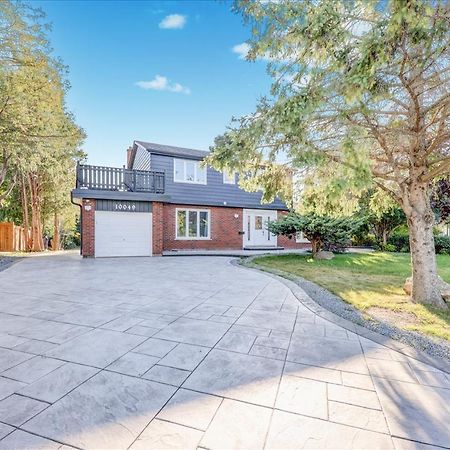 Stunning 7 Bedroom Rougeview Home With 2 Kitchens, 5 Bathrooms, Amazing Backyard & 8-Car Parking 토론토 외부 사진