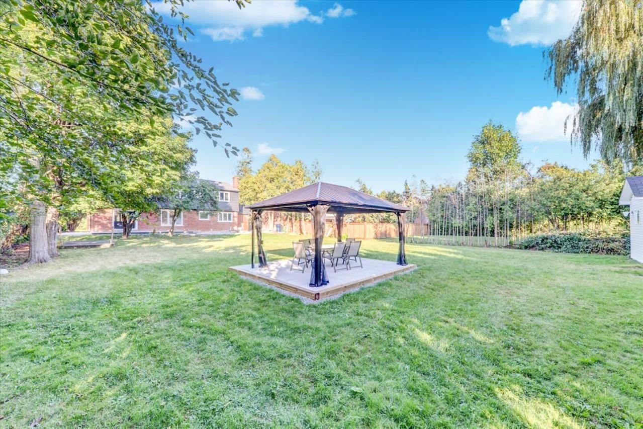 Stunning 7 Bedroom Rougeview Home With 2 Kitchens, 5 Bathrooms, Amazing Backyard & 8-Car Parking 토론토 외부 사진