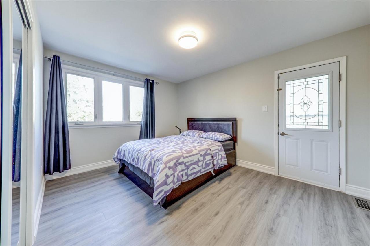 Stunning 7 Bedroom Rougeview Home With 2 Kitchens, 5 Bathrooms, Amazing Backyard & 8-Car Parking 토론토 외부 사진
