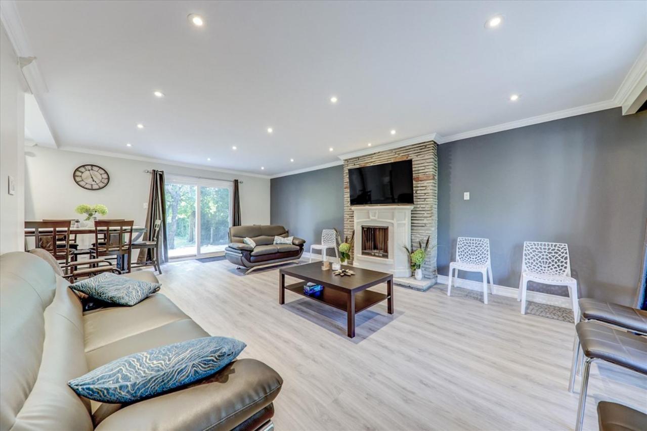 Stunning 7 Bedroom Rougeview Home With 2 Kitchens, 5 Bathrooms, Amazing Backyard & 8-Car Parking 토론토 외부 사진