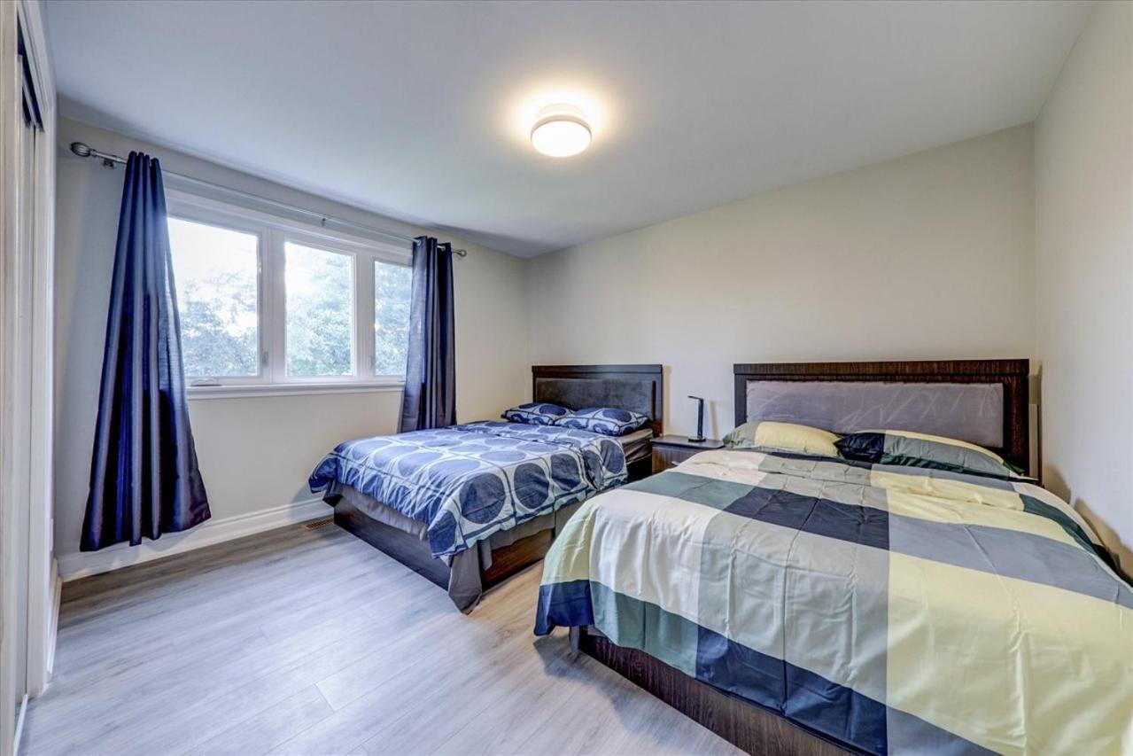 Stunning 7 Bedroom Rougeview Home With 2 Kitchens, 5 Bathrooms, Amazing Backyard & 8-Car Parking 토론토 외부 사진