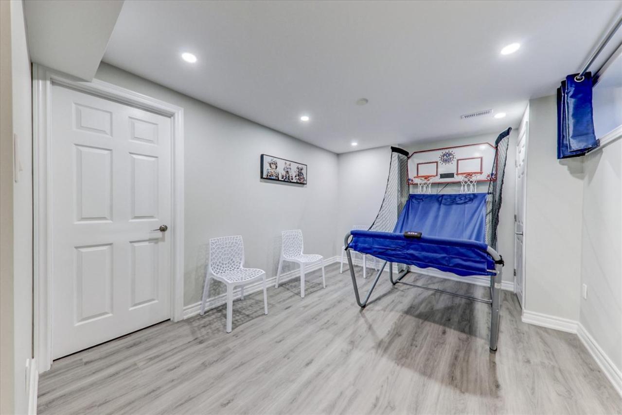 Stunning 7 Bedroom Rougeview Home With 2 Kitchens, 5 Bathrooms, Amazing Backyard & 8-Car Parking 토론토 외부 사진