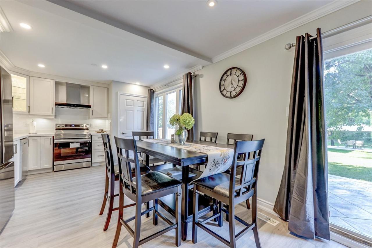 Stunning 7 Bedroom Rougeview Home With 2 Kitchens, 5 Bathrooms, Amazing Backyard & 8-Car Parking 토론토 외부 사진