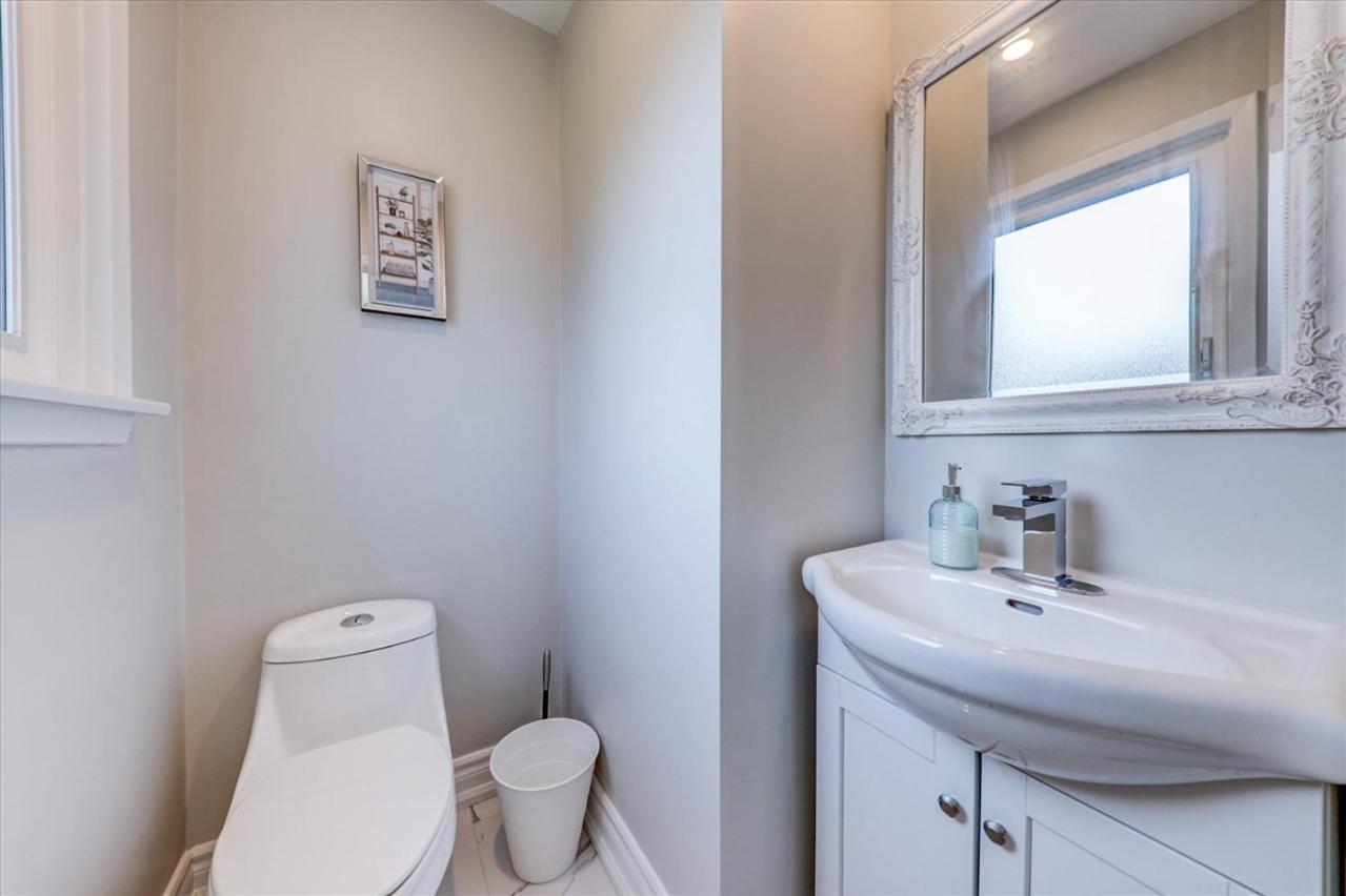 Stunning 7 Bedroom Rougeview Home With 2 Kitchens, 5 Bathrooms, Amazing Backyard & 8-Car Parking 토론토 외부 사진