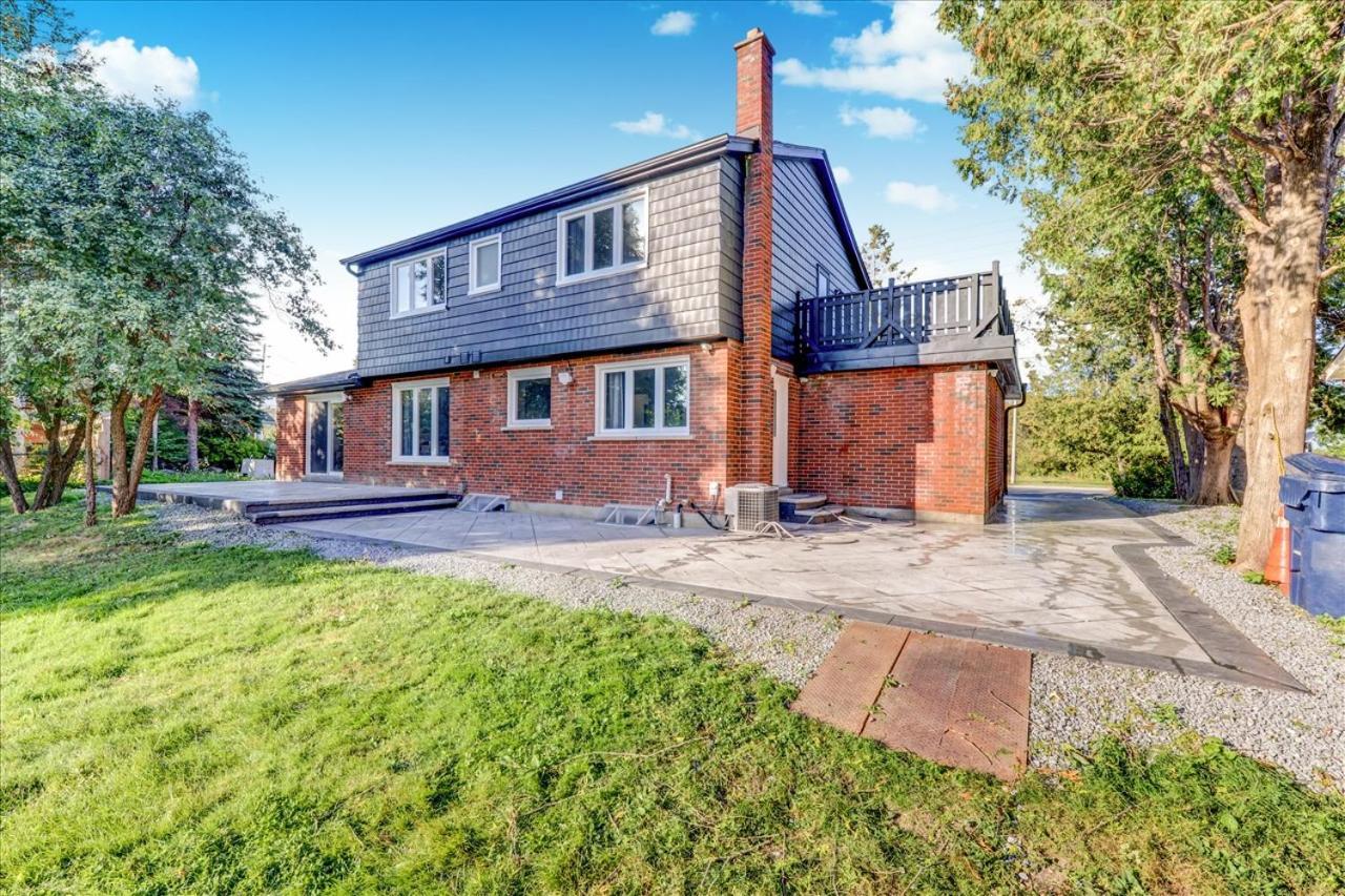 Stunning 7 Bedroom Rougeview Home With 2 Kitchens, 5 Bathrooms, Amazing Backyard & 8-Car Parking 토론토 외부 사진