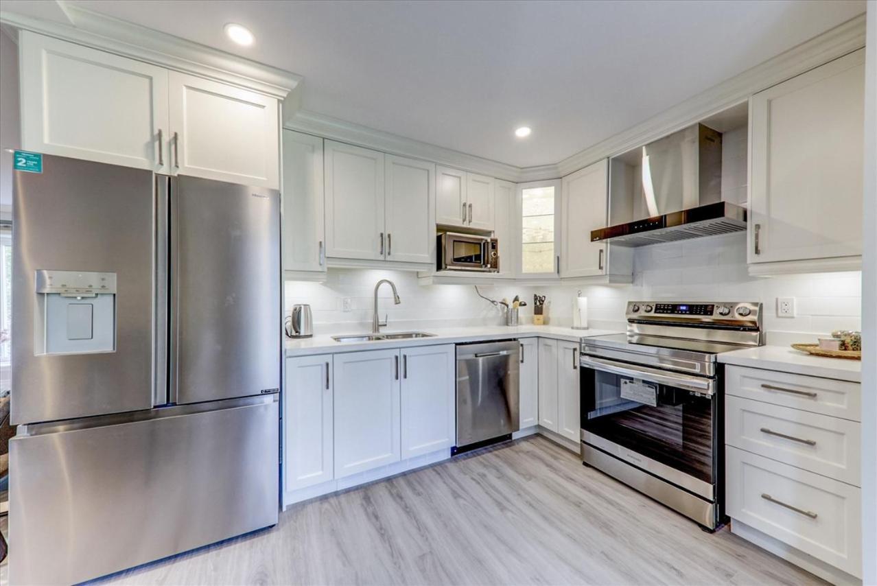 Stunning 7 Bedroom Rougeview Home With 2 Kitchens, 5 Bathrooms, Amazing Backyard & 8-Car Parking 토론토 외부 사진