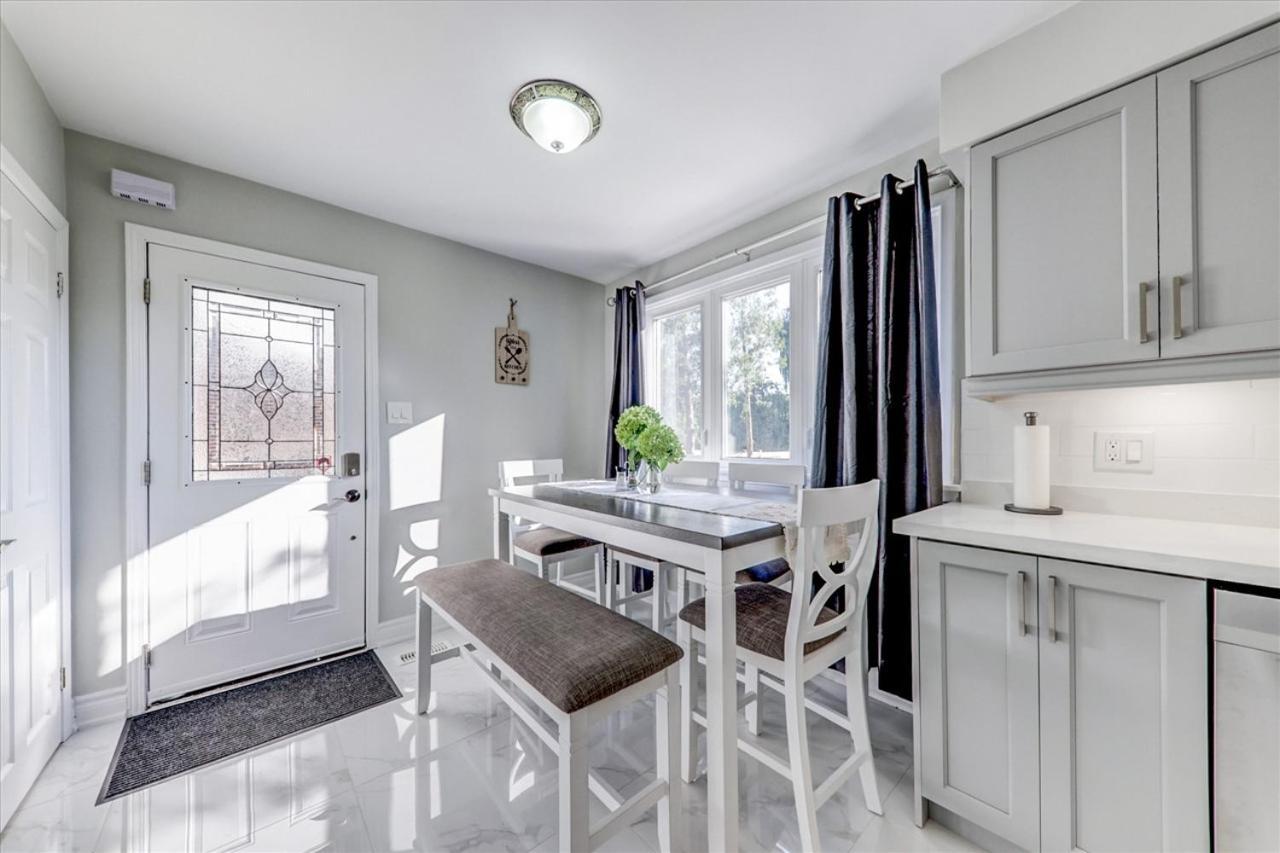 Stunning 7 Bedroom Rougeview Home With 2 Kitchens, 5 Bathrooms, Amazing Backyard & 8-Car Parking 토론토 외부 사진