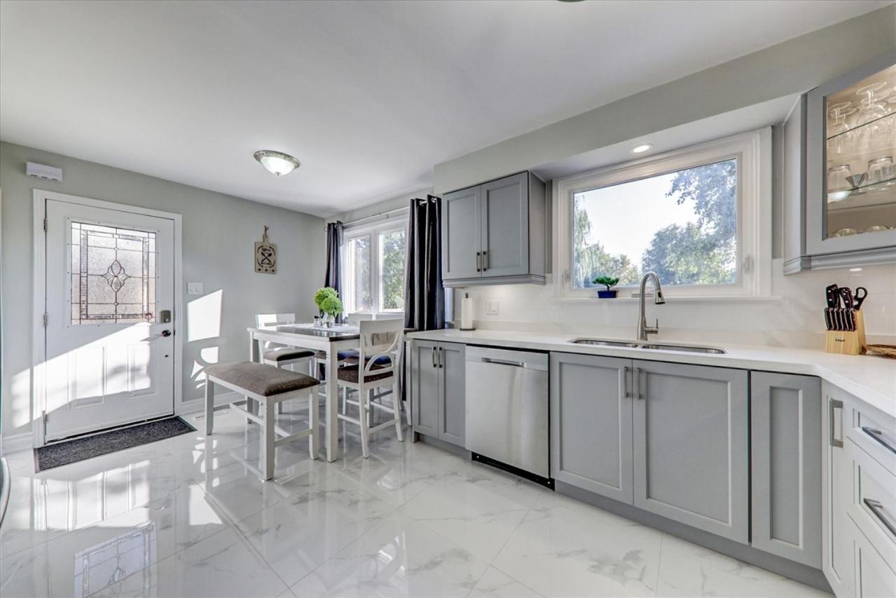 Stunning 7 Bedroom Rougeview Home With 2 Kitchens, 5 Bathrooms, Amazing Backyard & 8-Car Parking 토론토 외부 사진