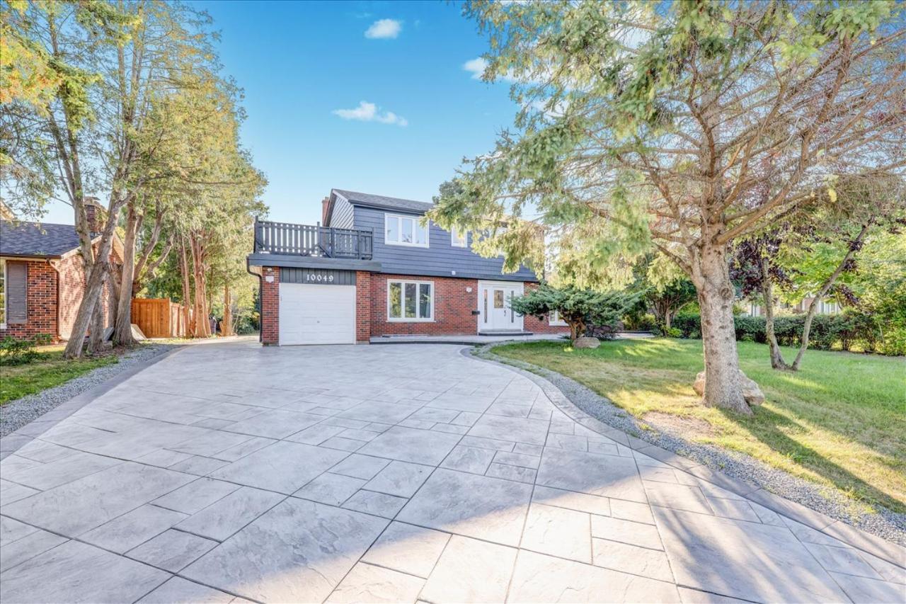 Stunning 7 Bedroom Rougeview Home With 2 Kitchens, 5 Bathrooms, Amazing Backyard & 8-Car Parking 토론토 외부 사진