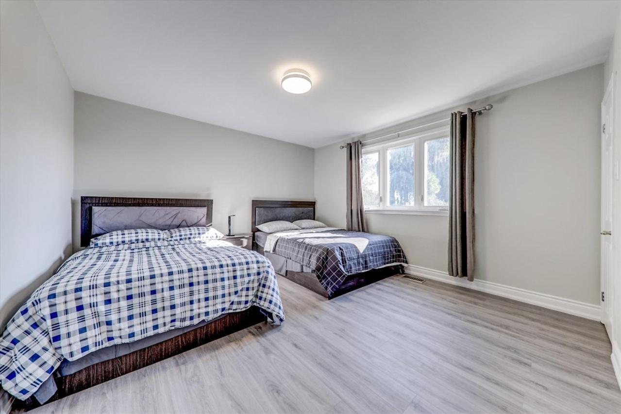 Stunning 7 Bedroom Rougeview Home With 2 Kitchens, 5 Bathrooms, Amazing Backyard & 8-Car Parking 토론토 외부 사진