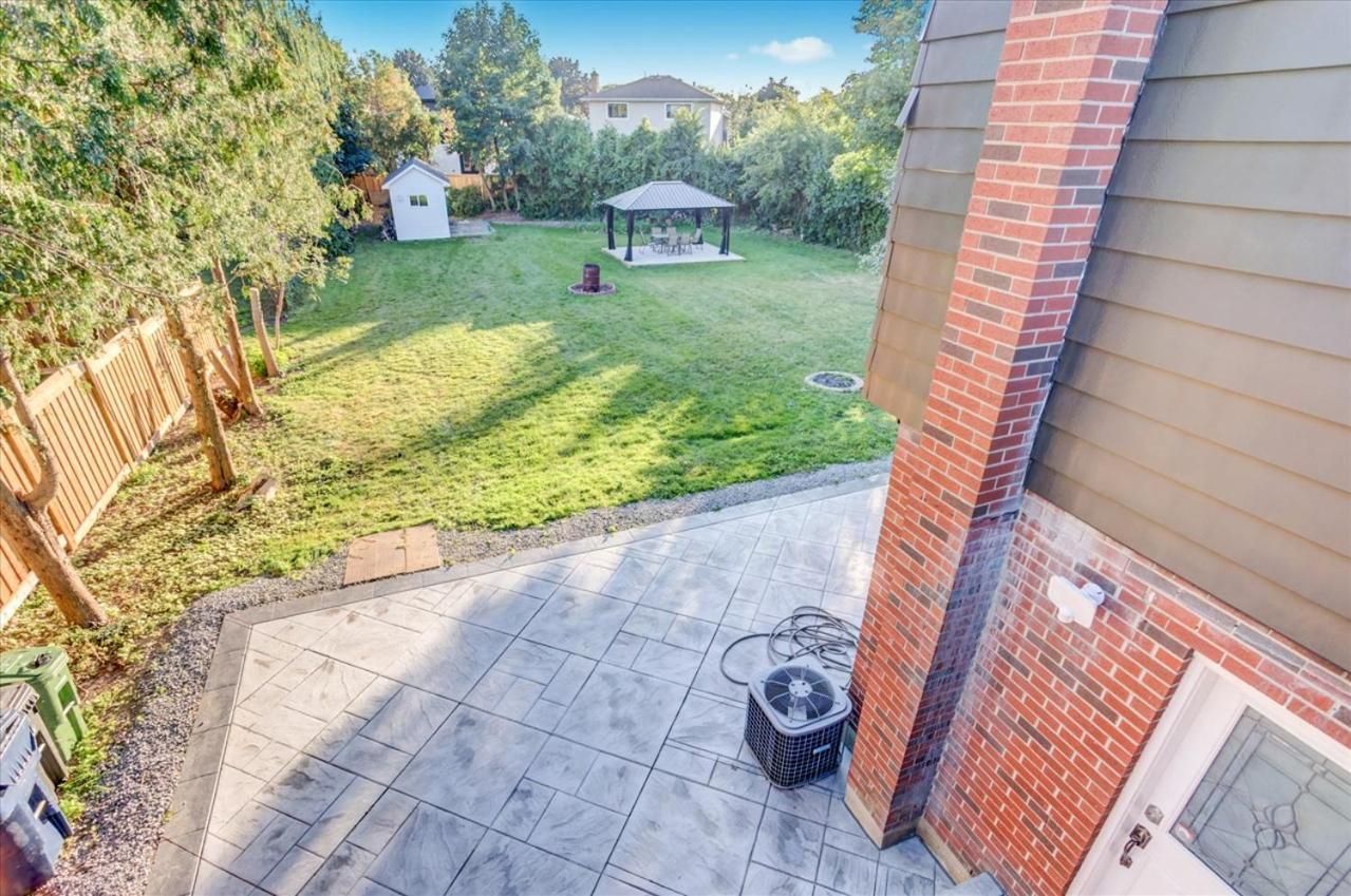 Stunning 7 Bedroom Rougeview Home With 2 Kitchens, 5 Bathrooms, Amazing Backyard & 8-Car Parking 토론토 외부 사진