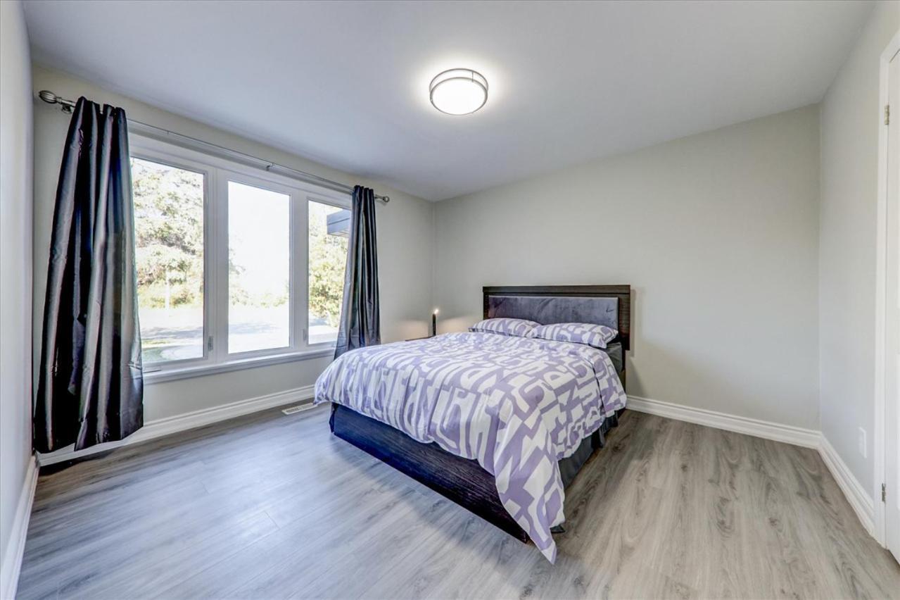 Stunning 7 Bedroom Rougeview Home With 2 Kitchens, 5 Bathrooms, Amazing Backyard & 8-Car Parking 토론토 외부 사진