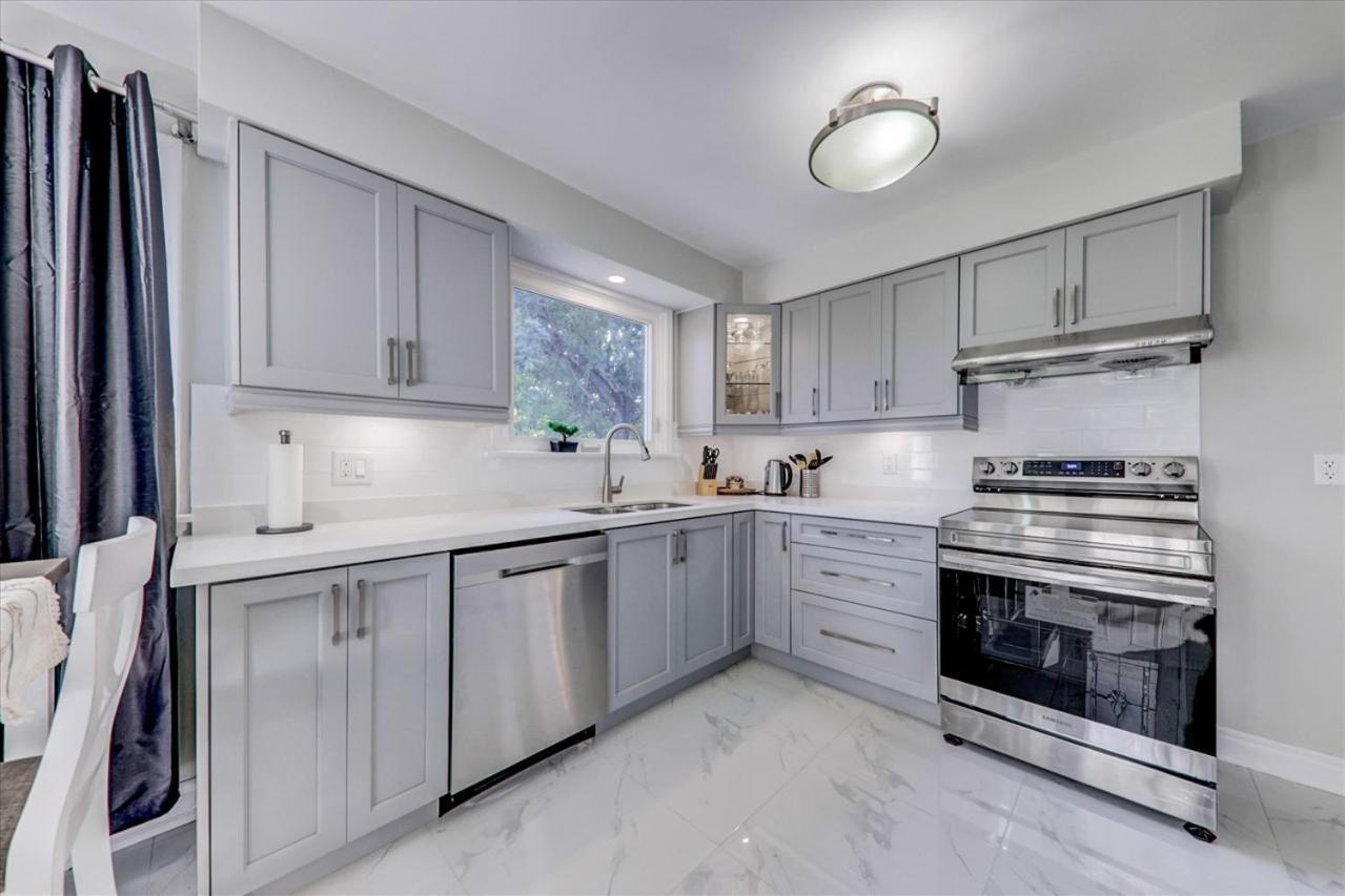 Stunning 7 Bedroom Rougeview Home With 2 Kitchens, 5 Bathrooms, Amazing Backyard & 8-Car Parking 토론토 외부 사진