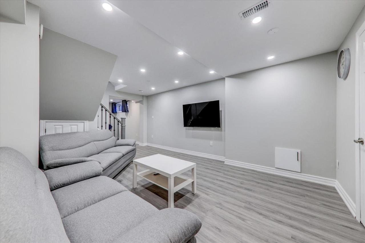 Stunning 7 Bedroom Rougeview Home With 2 Kitchens, 5 Bathrooms, Amazing Backyard & 8-Car Parking 토론토 외부 사진