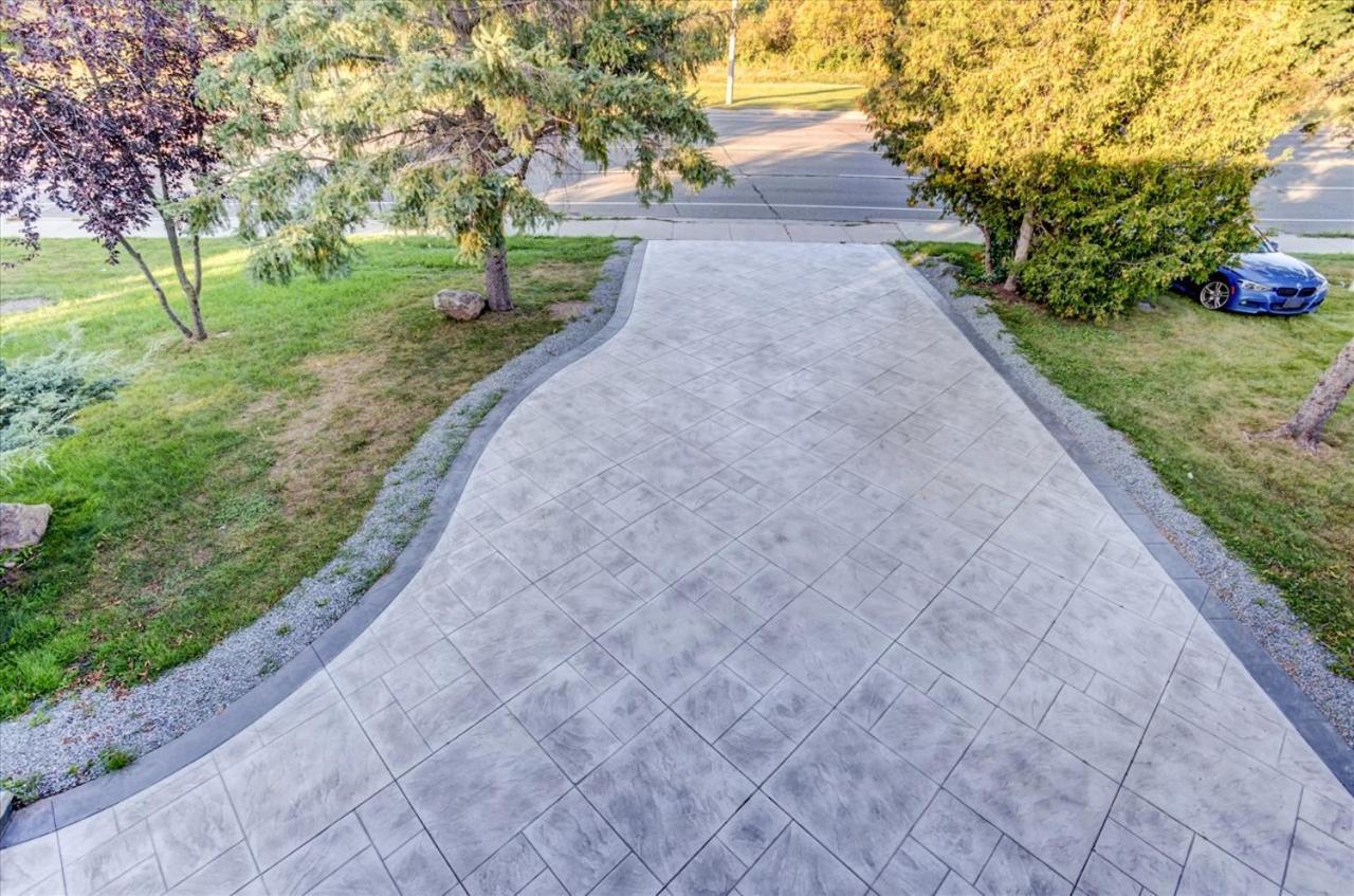 Stunning 7 Bedroom Rougeview Home With 2 Kitchens, 5 Bathrooms, Amazing Backyard & 8-Car Parking 토론토 외부 사진