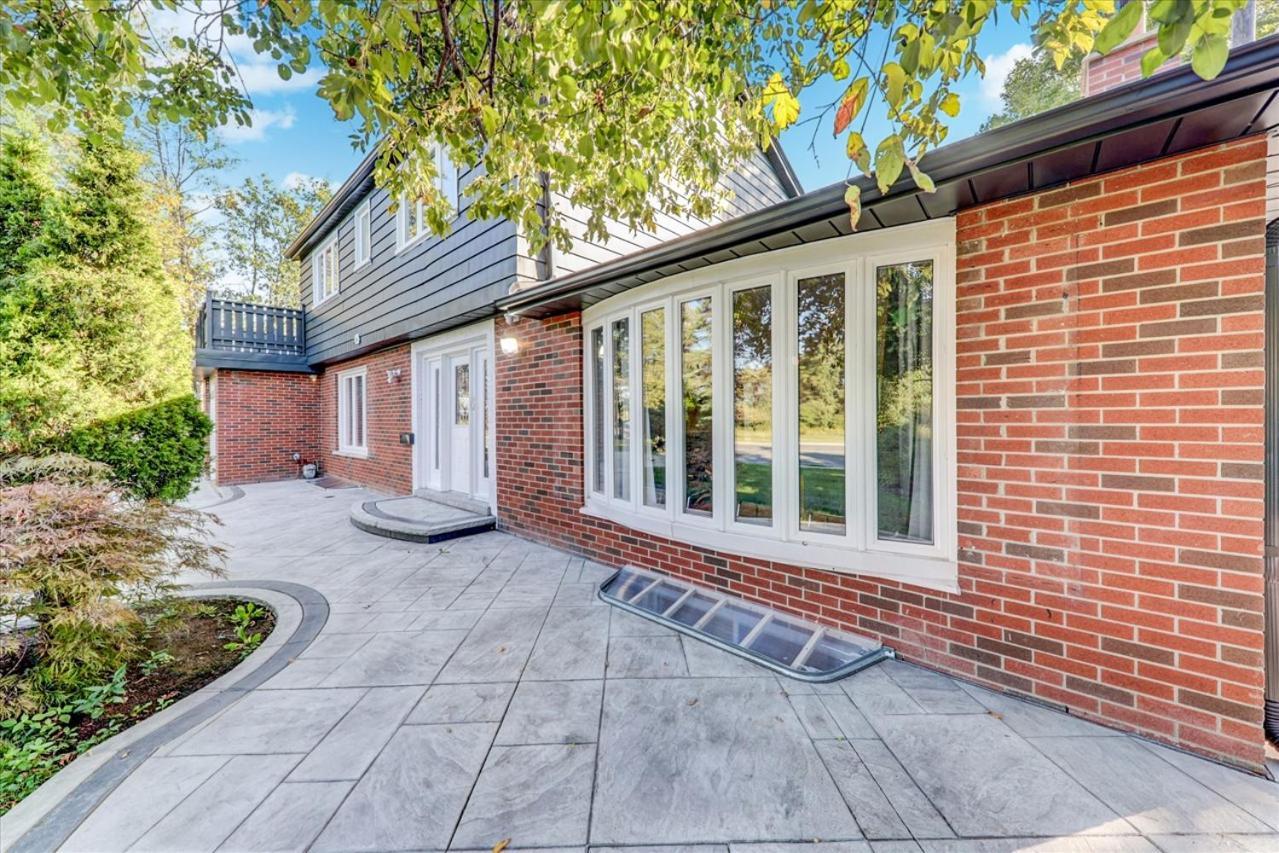 Stunning 7 Bedroom Rougeview Home With 2 Kitchens, 5 Bathrooms, Amazing Backyard & 8-Car Parking 토론토 외부 사진