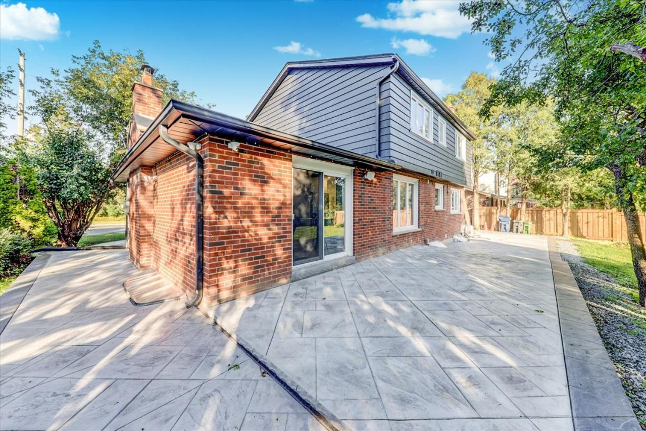 Stunning 7 Bedroom Rougeview Home With 2 Kitchens, 5 Bathrooms, Amazing Backyard & 8-Car Parking 토론토 외부 사진