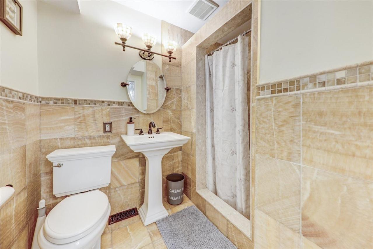 Stunning 7 Bedroom Rougeview Home With 2 Kitchens, 5 Bathrooms, Amazing Backyard & 8-Car Parking 토론토 외부 사진