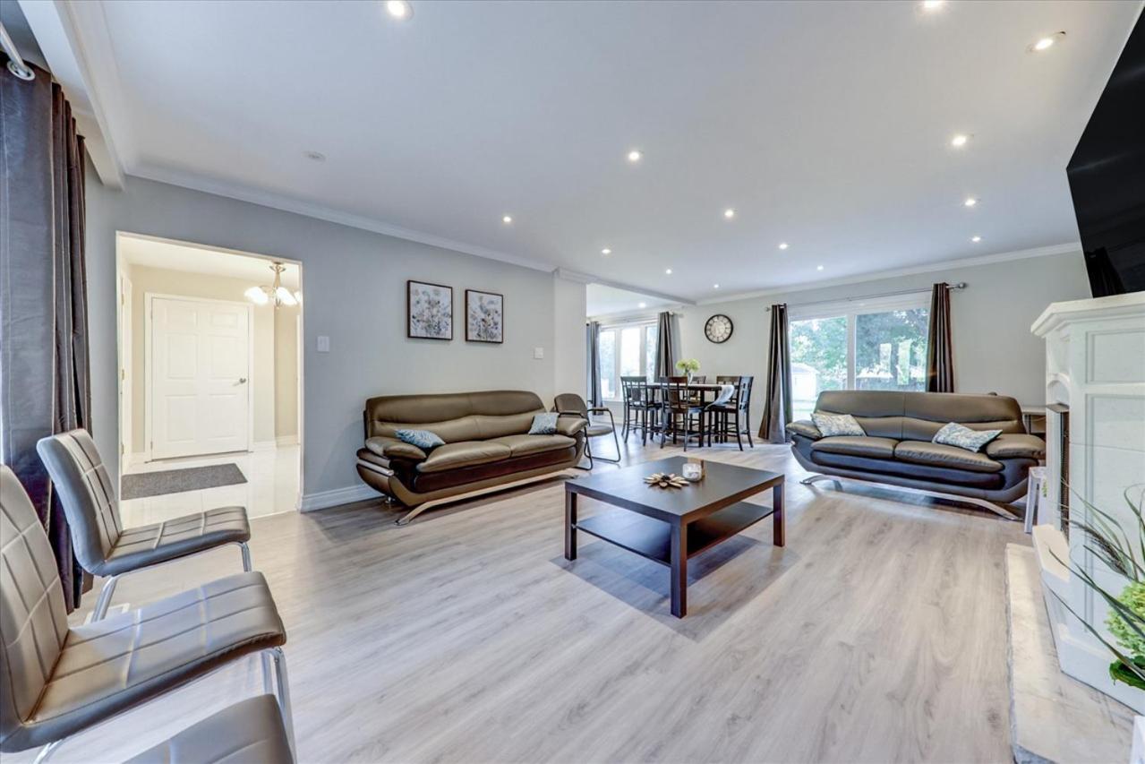 Stunning 7 Bedroom Rougeview Home With 2 Kitchens, 5 Bathrooms, Amazing Backyard & 8-Car Parking 토론토 외부 사진