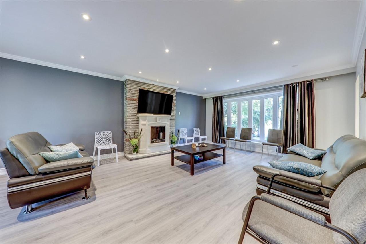 Stunning 7 Bedroom Rougeview Home With 2 Kitchens, 5 Bathrooms, Amazing Backyard & 8-Car Parking 토론토 외부 사진