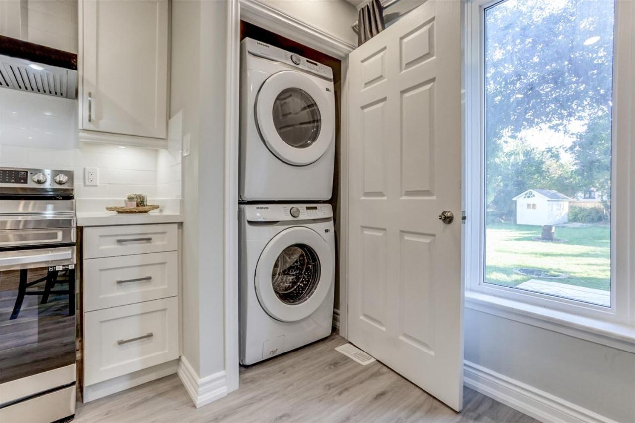 Stunning 7 Bedroom Rougeview Home With 2 Kitchens, 5 Bathrooms, Amazing Backyard & 8-Car Parking 토론토 외부 사진