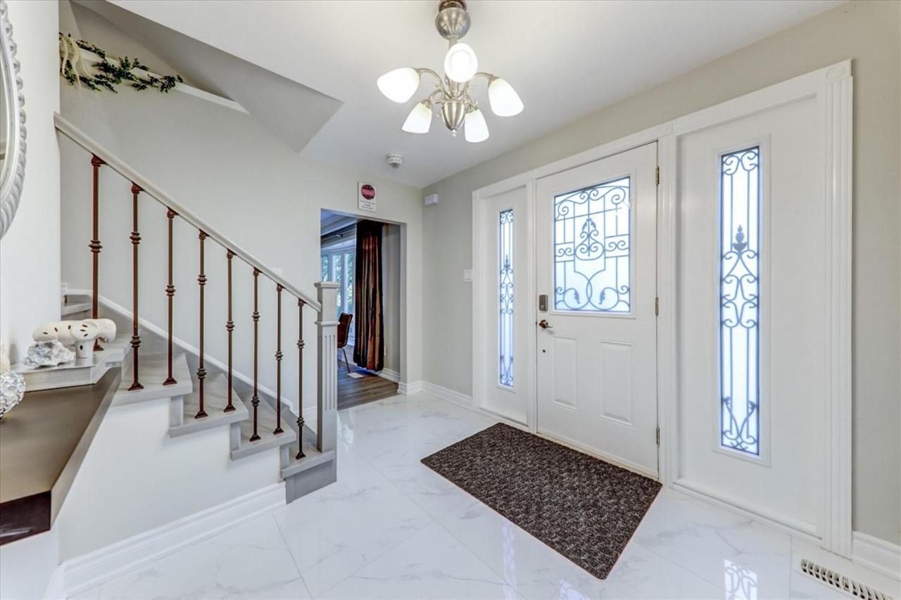 Stunning 7 Bedroom Rougeview Home With 2 Kitchens, 5 Bathrooms, Amazing Backyard & 8-Car Parking 토론토 외부 사진