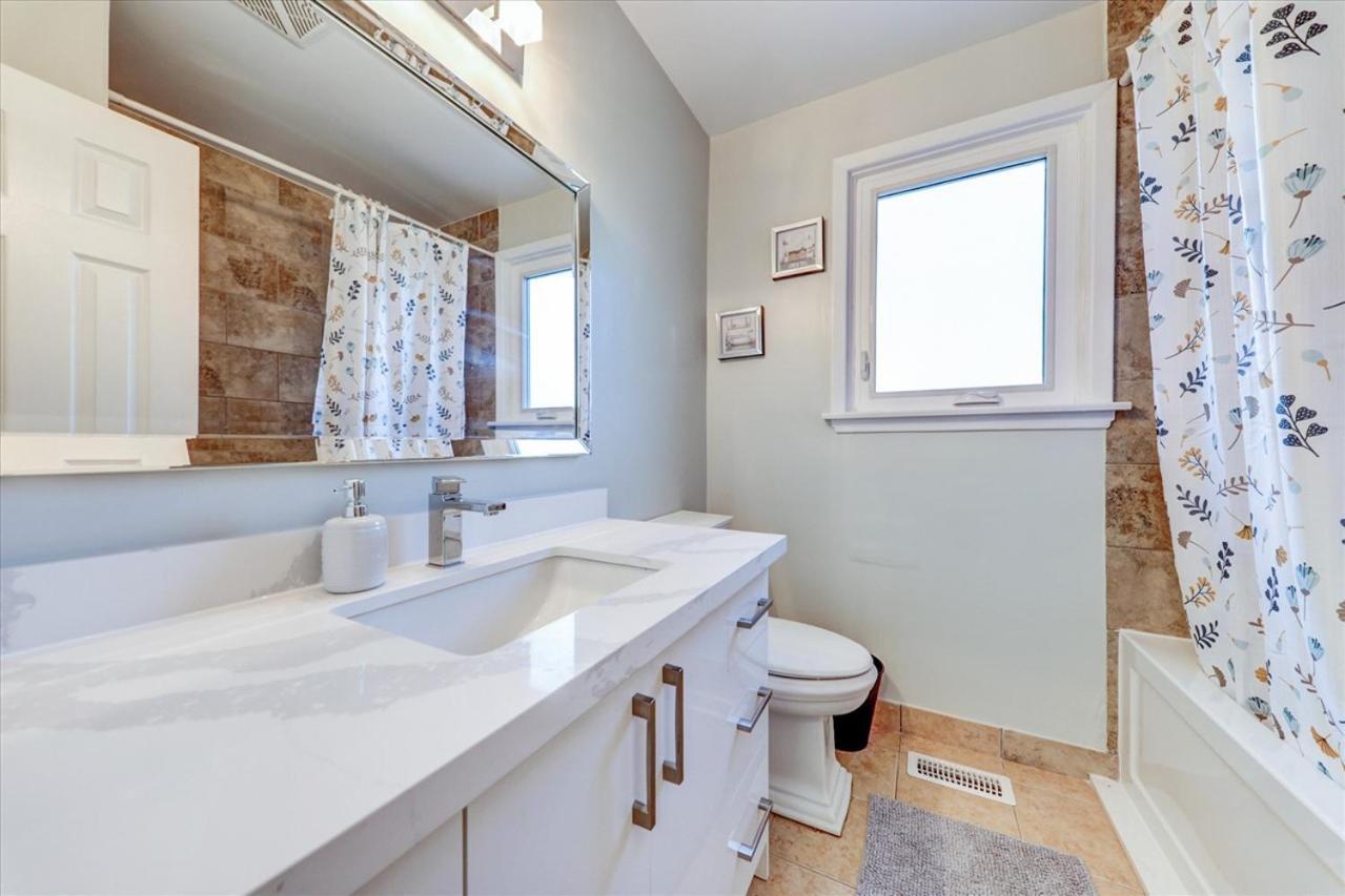 Stunning 7 Bedroom Rougeview Home With 2 Kitchens, 5 Bathrooms, Amazing Backyard & 8-Car Parking 토론토 외부 사진